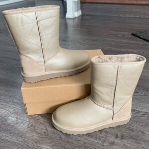 UGG CLASSIC SHORT PEARLIZED BOOT